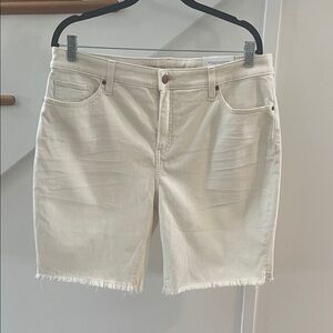 Chico's So Slimming Girlfriend Shorts Cream Frayed Hem Size 2.5 (14) NWT